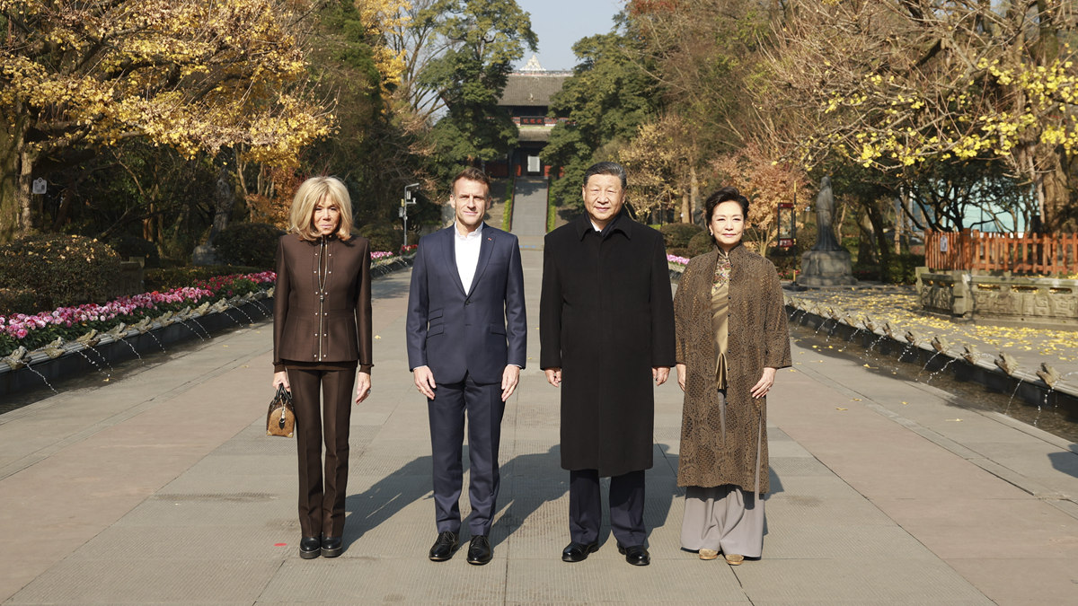 習(xí)近平同法國總統(tǒng)馬克龍在成都進行友好交流